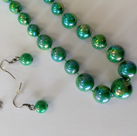 VTG IRIDESCENT GREEN PLASTIC GRADUATED BEAD NECKLACE & EARRINGS - Picture 6 of 7